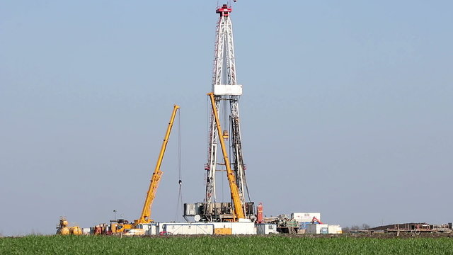 oil drilling rig with machinery