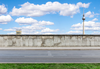 Naklejka premium Mur berliński z wieżą obserwacyjną i wieżą telewizyjną
