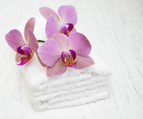 Obraz na płótnie Canvas Orchids and towels