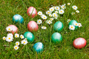 Glänzende Ostereier auf Blumenwiese