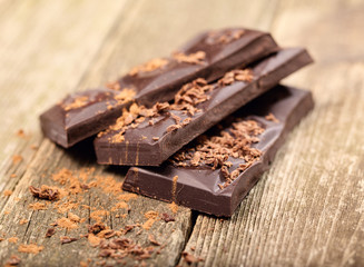 Pieces of chocolate and chocolate crumbs on old boards