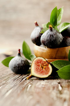 raw figs in a wooden bowl, selective focus