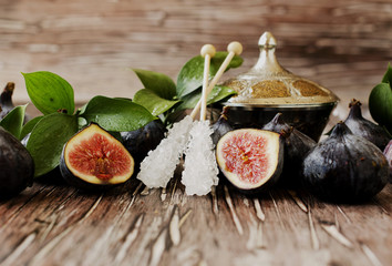 raw figs in a wooden bowl, selective focus