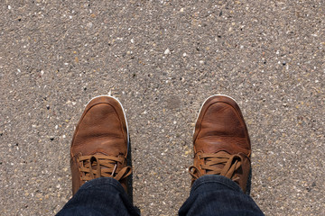 Mensch steht auf Straße