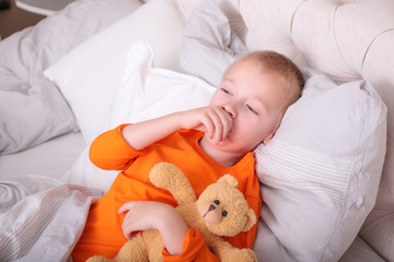 Ein kleiner Jung schläft in seinem Bett