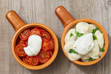 Chopped tomatoes and dumplings with sour cream