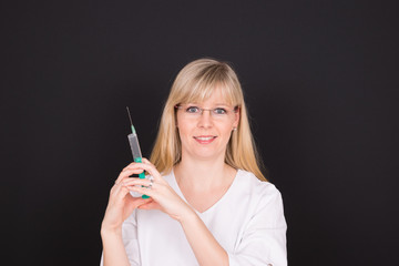 Obraz premium hübsche Krankenschwester mit Spritze