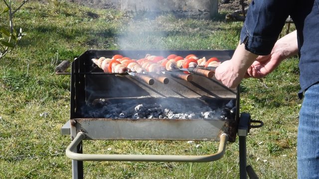Pr&eacute;paration de barbecue dans le jardin