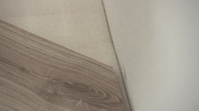 Installing laminate with roulette