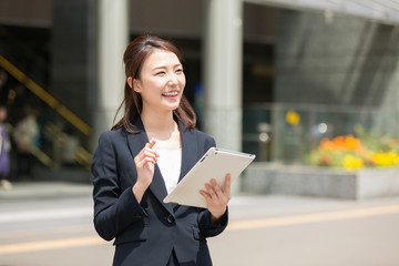 タブレットを見る女性　ビジネス