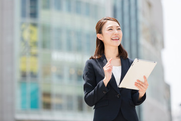 Fototapeta premium タブレットを見る女性 ビジネス
