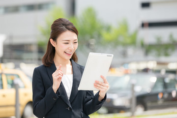 タブレットを見る女性　ビジネス