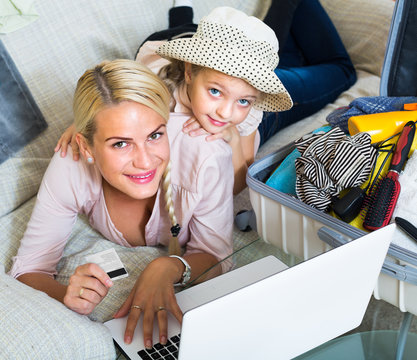 Family Of Two Buying Tickets Online.