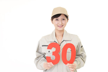 数字を持つ笑顔の女性作業員