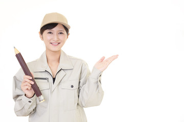 笑顔の女性作業員