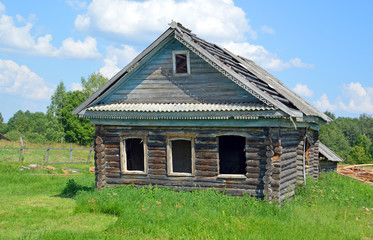 Заброшенный деревенский дом
