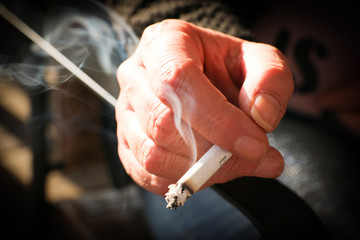 Hand mit Zigarette