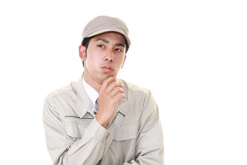 不満そうな表情の作業員