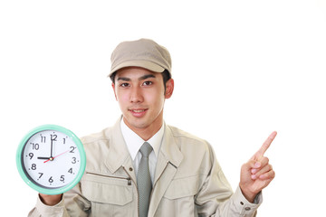 指示する笑顔の作業員