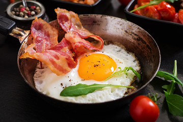 English breakfast - fried egg, beans, tomatoes, mushrooms, bacon and toast