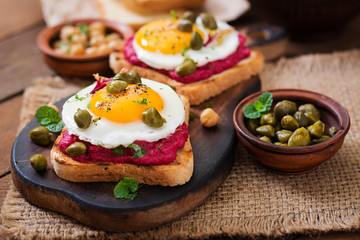 Diet sandwiches with beet root hummus, capers and egg