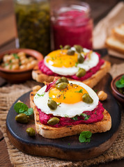 Diet sandwiches with beet root hummus, capers and egg