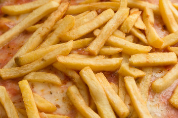Pizza con patatine fritte 