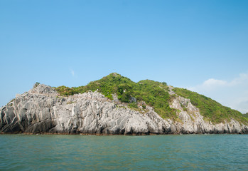 Fototapeta na wymiar Island in Halong bay