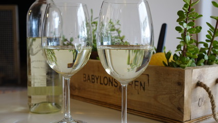 Darbietung von Weißwein 