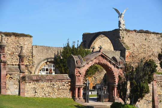 Cementerio g&oacute;tico en Comillas, Cantabria