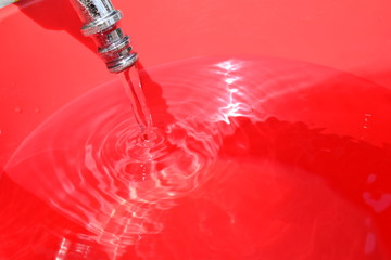 給水イメージ／水道の蛇口からポリバケツに給水している風景を撮影した、給水イメージの写真です。