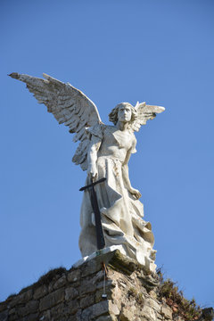 Escultura del Ángel exterminador en Comillas, Cantabria