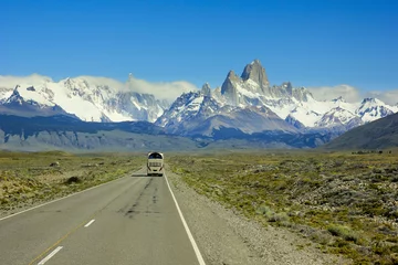 Photo sur Plexiglas Fitz Roy bus passe sur la route de la montagne Fitz Roy en Patagonie
