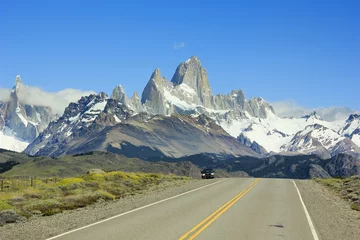 Papier Peint photo autocollant Fitz Roy voiture debout sur la route de la montagne Fitz Roy en Patagonie
