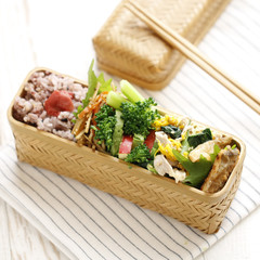 竹籠に入った和風弁当