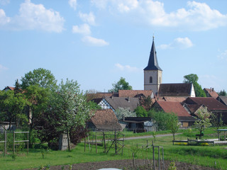 Fototapeta na wymiar Das Dorf Rothausen mit Kirchturm