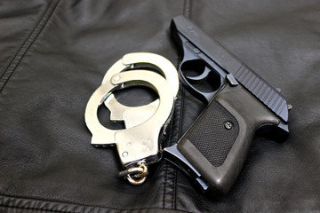 手錠と拳銃