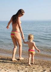 Naklejka premium Mother and daughter in same bikinis