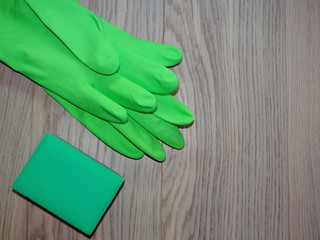 резиновые перчатки и губка 