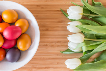 Hintergrundgrafik, Bambusholz mit weißen Tulpenund Ostereiern, Ostern