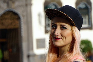 Portrait einer jungen blonden Frau mit Kappe