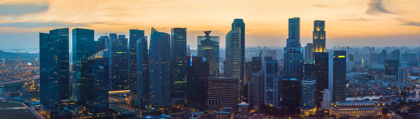 Fototapeta premium Singapur wieżowce w centrum miasta o zachodzie słońca