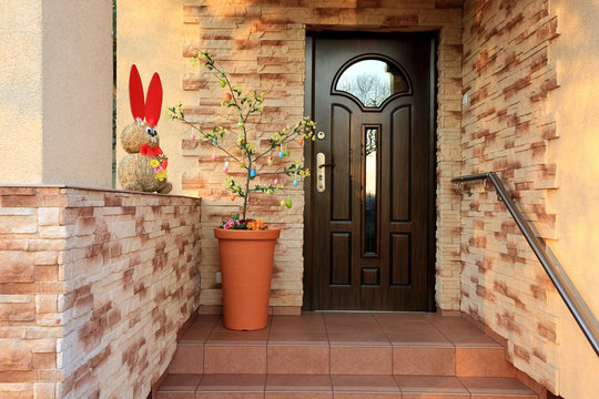 Zając i drzewko Wielkanocne, wejście do domu.