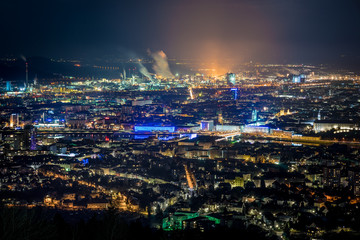 Linz bei Nacht (Innenstadt und leuchtende Stahlindustrie)
