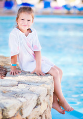 kleines Mädchen am Pool