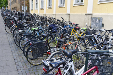 Strasse mit geparkten Fahrrädern