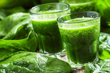 Green juice of spinach, apples and lemon, small glasses, selecti