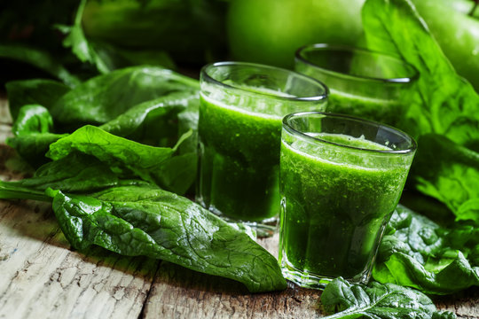 Green juice of spinach, apples and lemon, small glasses, selecti