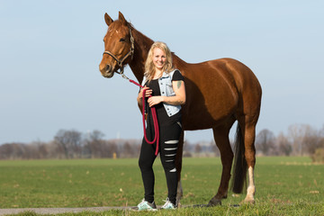Reiterin mit Pferd