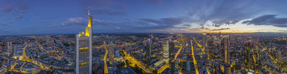 Fototapeta na wymiar Panorama Frankfurt Nacht Luftaufnahme